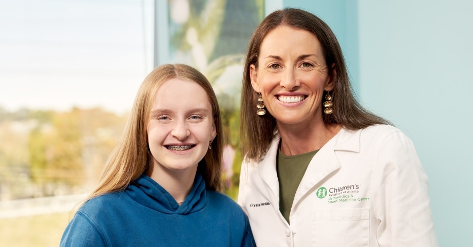 Dr. Busch in clinic with a knee injury patient.