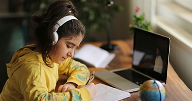 middle school girl virtual learning at home