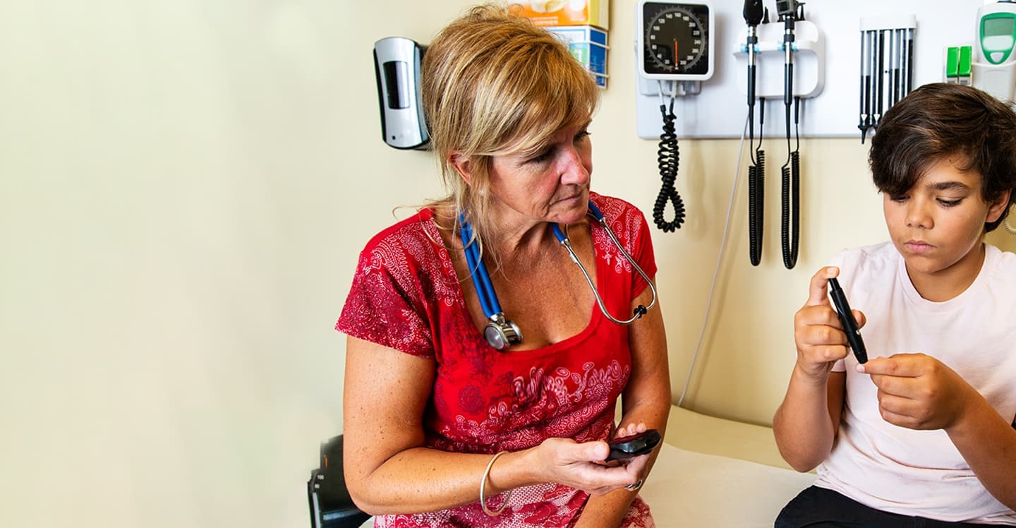 Patient testing insulin numbers with doctor