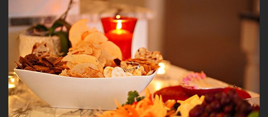 Appetizer platter with crackers and grapes